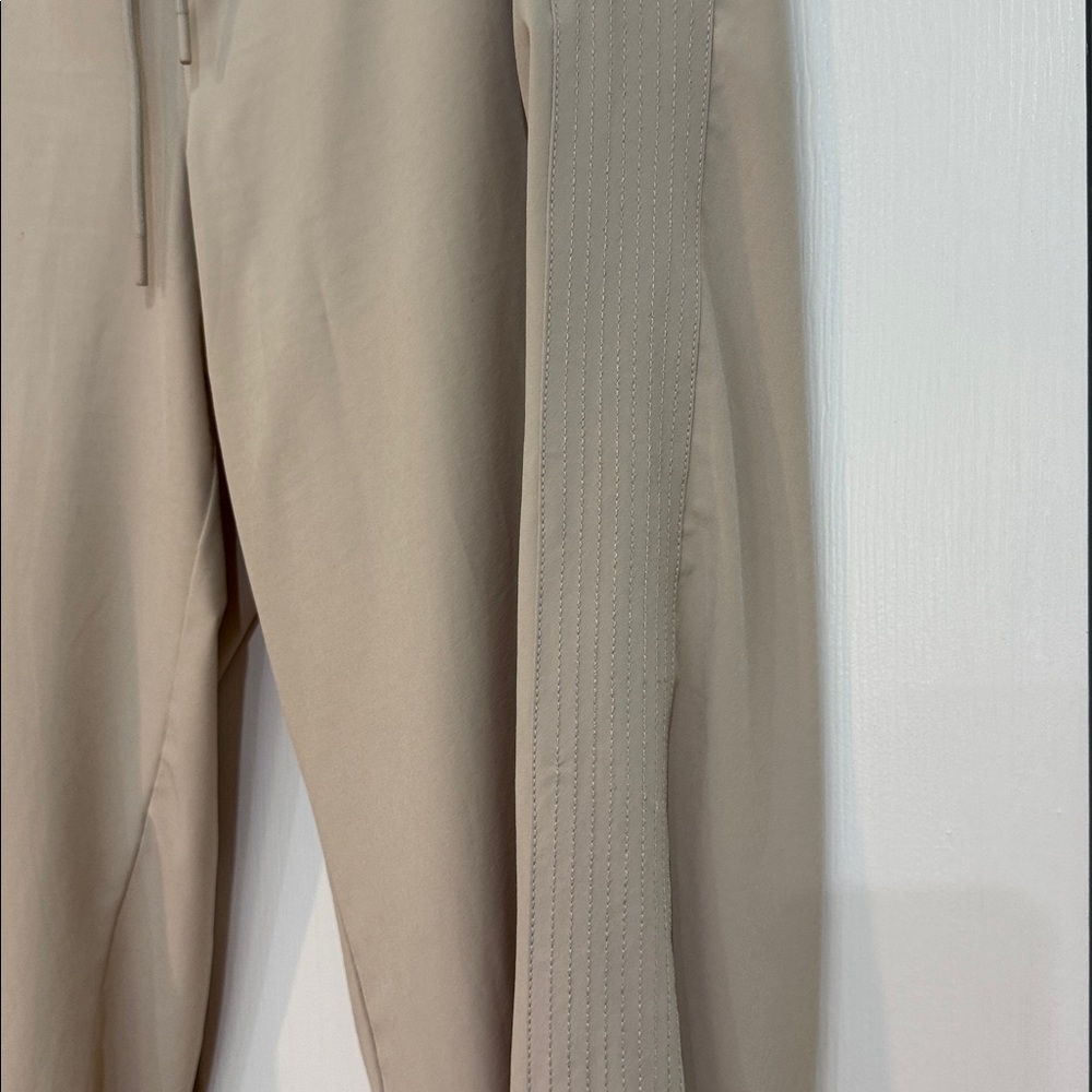 Athleta women’s size 16 Beige Drawstring capris - Picture 5 of 5